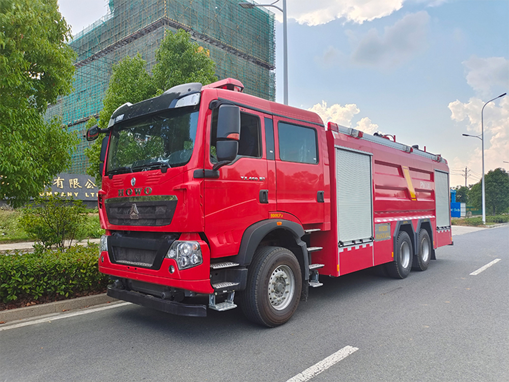 重汽18吨水罐消防车