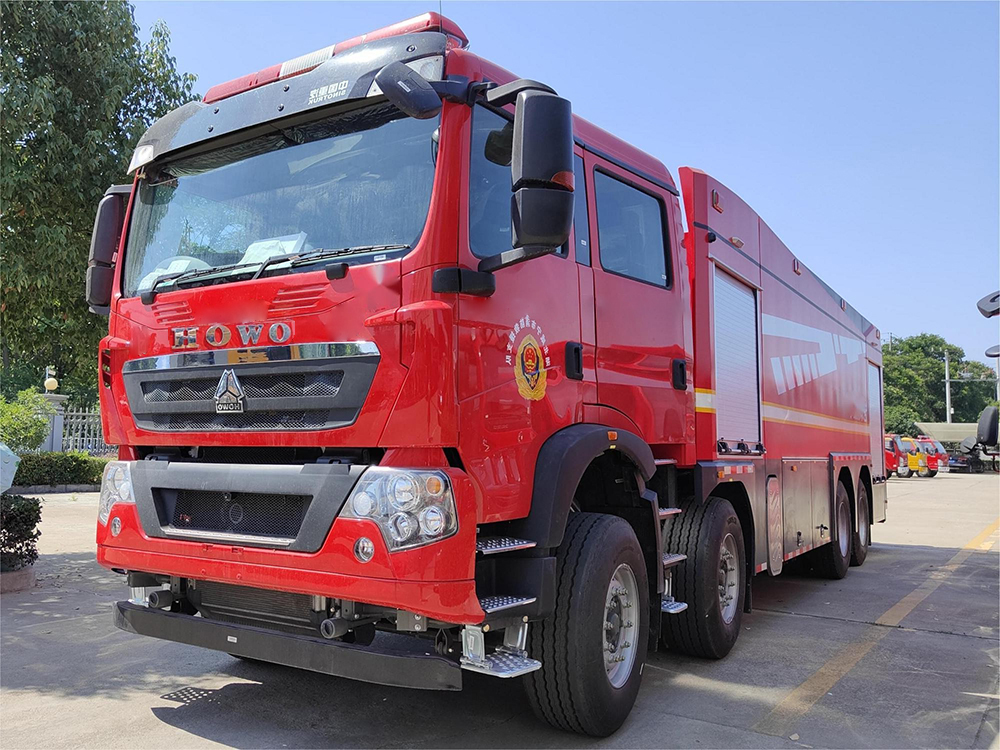 豪沃18吨水罐消防车