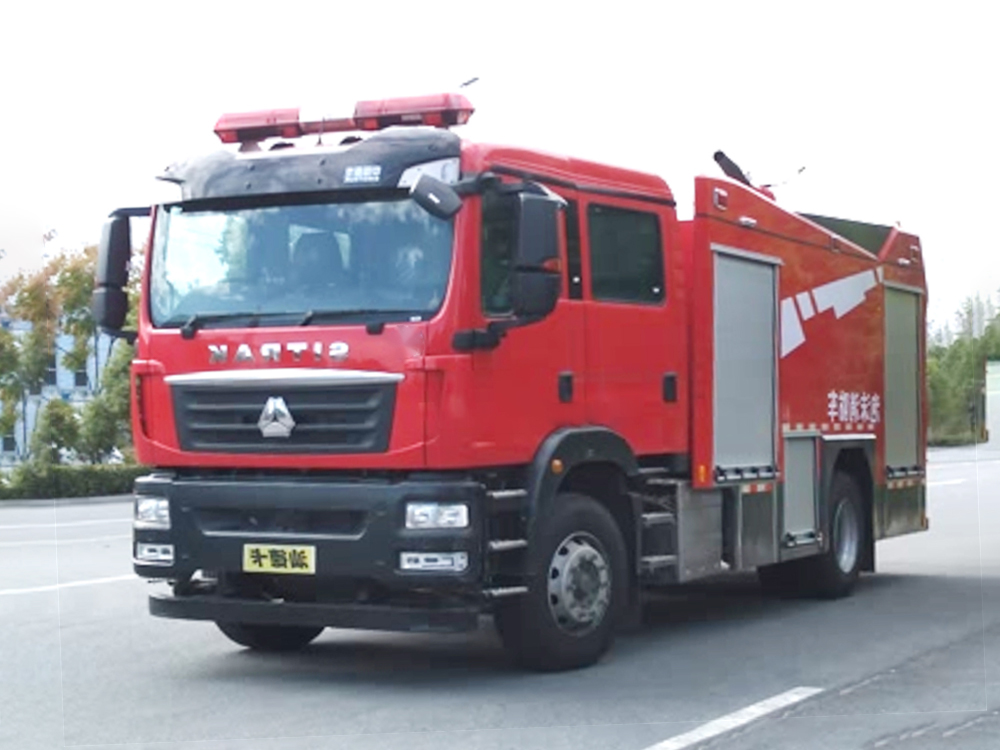 汕德卡7吨泡沫消防车