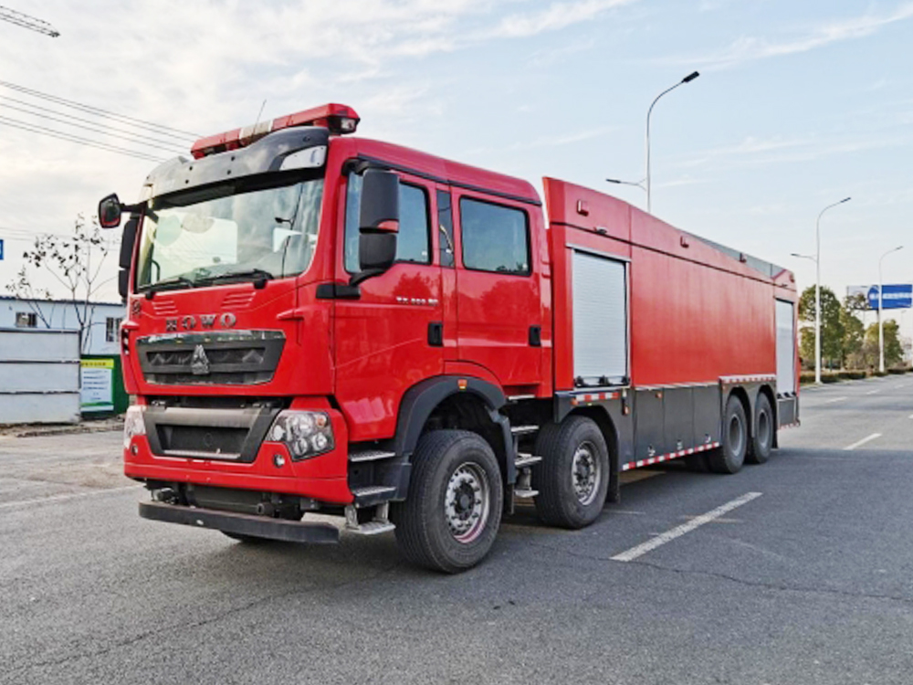 重汽18吨水罐消防车