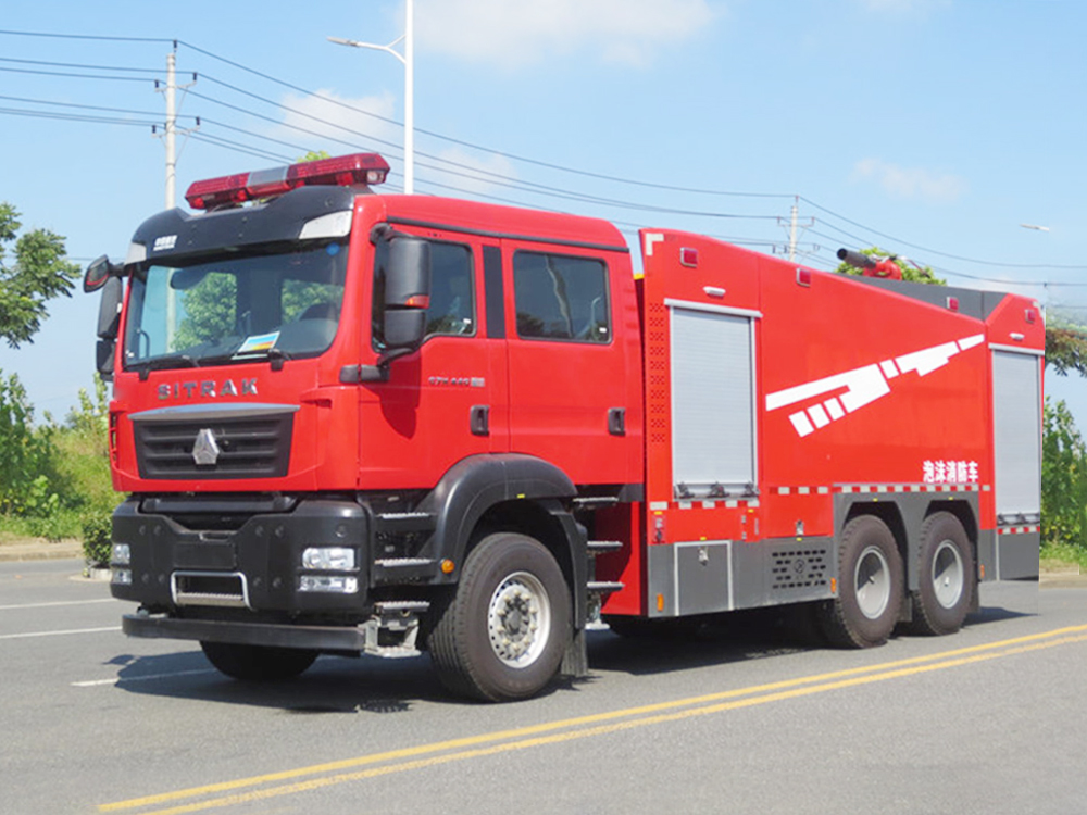 汕德卡13吨泡沫消防车
