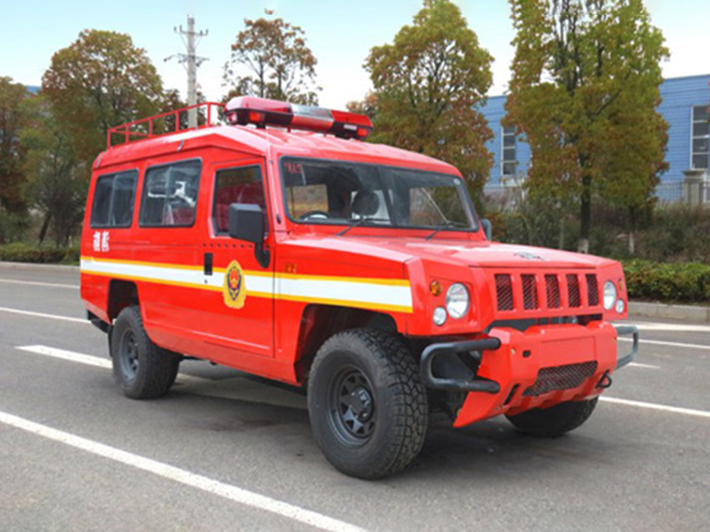 北汽勇士8座运兵车