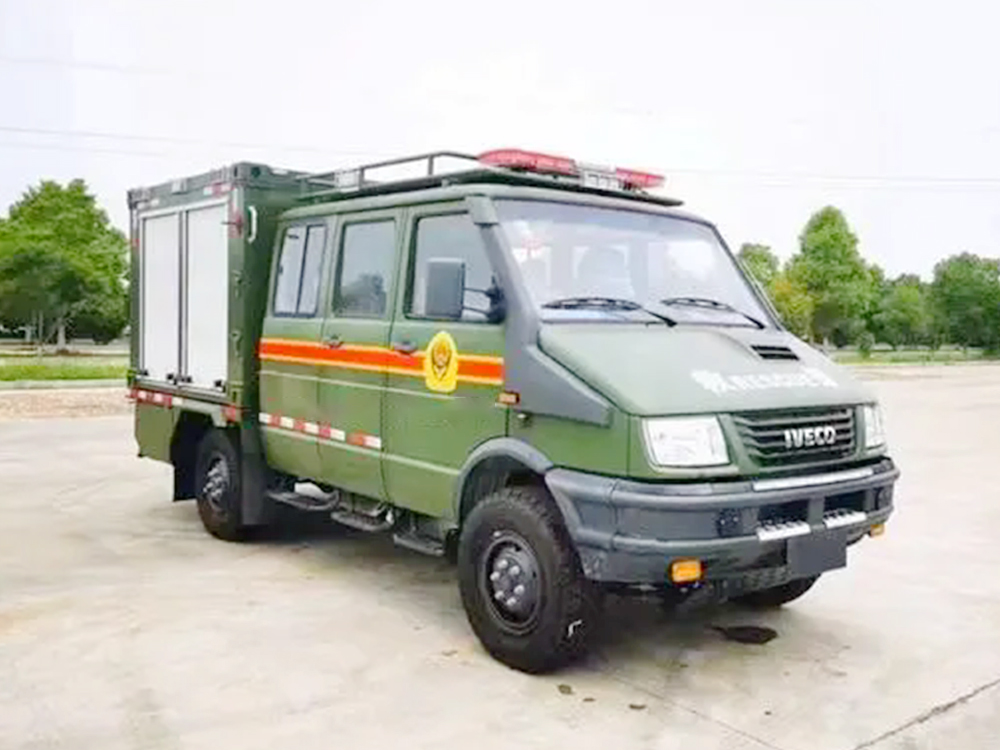 依维柯四驱9座运兵车