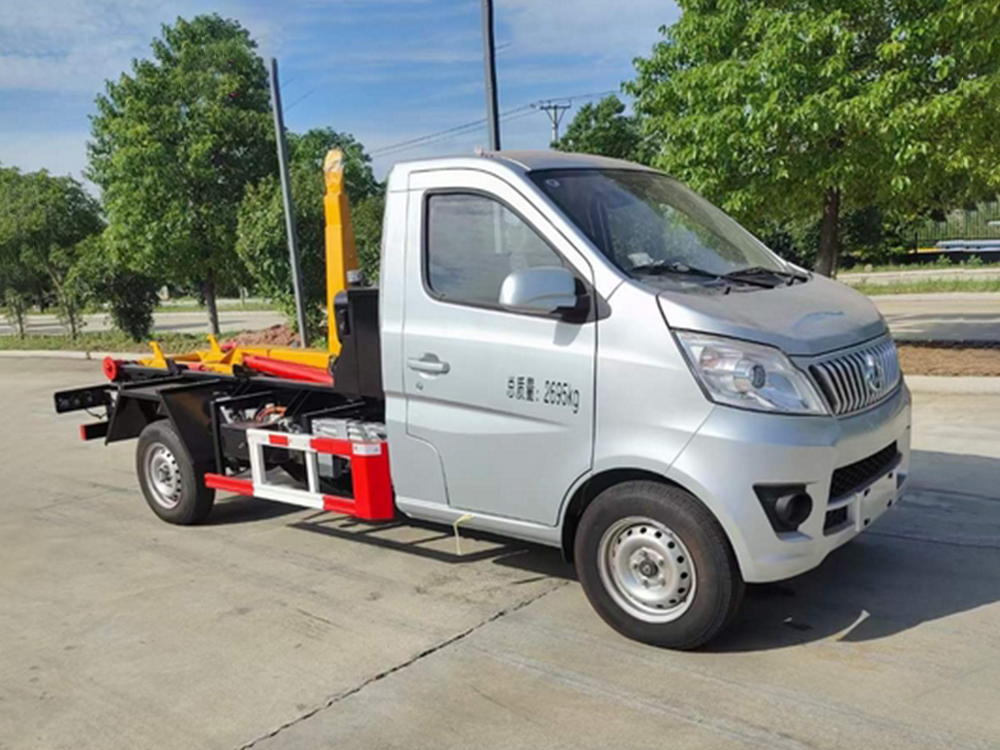 长安纯电动勾臂垃圾车