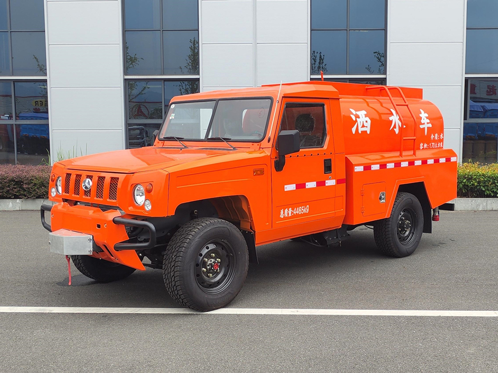 北汽勇士四驱洒水车（圆罐）